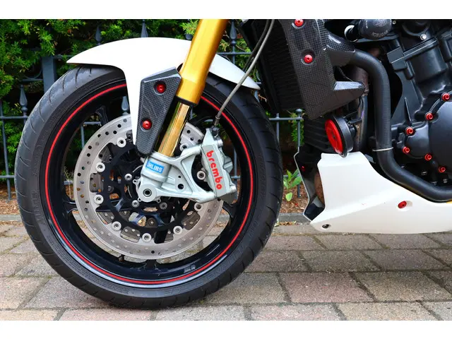 Triumph Speed Triple R 1050 2012 Benzine 23