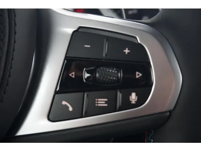 BMW XM 50e 2025 Hybride Benzine 13