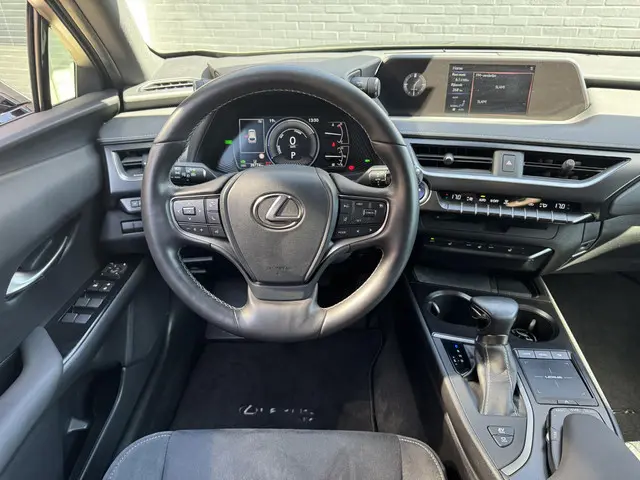 Lexus UX 250h Preference Line 2022 Hybride Benzine 18