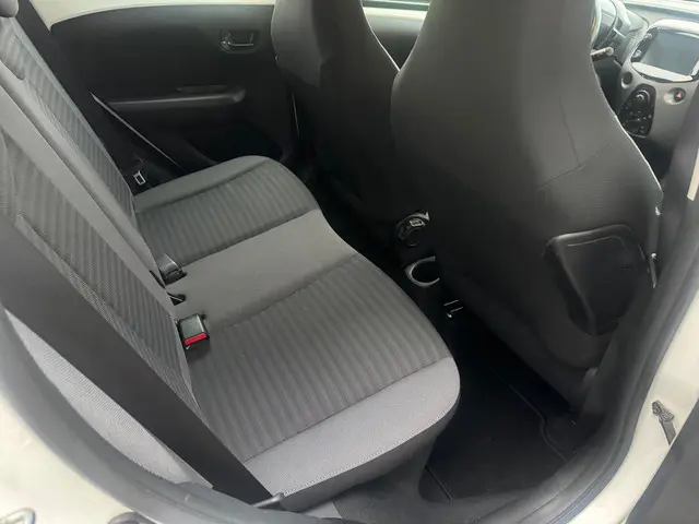 Toyota Aygo 1.0 VVT-i x-play Airco carplay 2019 Benzine 13