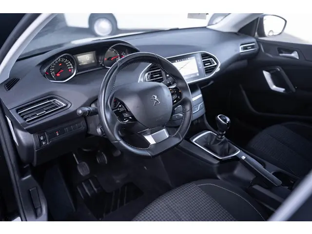 Peugeot 308 1.5 HDI Active Pack 2020 Diesel 26