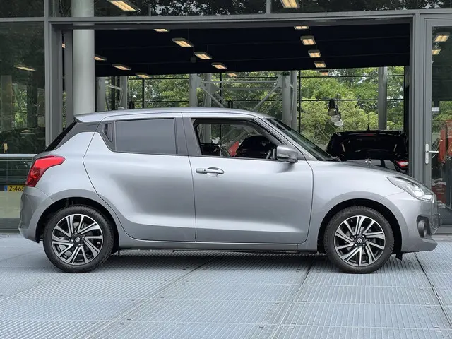 Suzuki Swift 1.2 Style Smart Hybrid 2023 Benzine 17