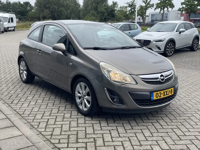 Opel Corsa 1.4-16V Cosmo 2012 Benzine 4
