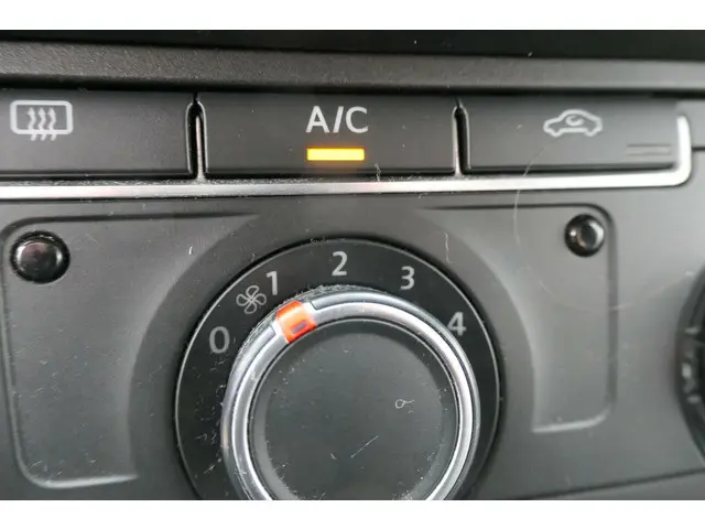 Volkswagen Transporter 2.0 TDI L2H1 Highline 2015 Diesel 19