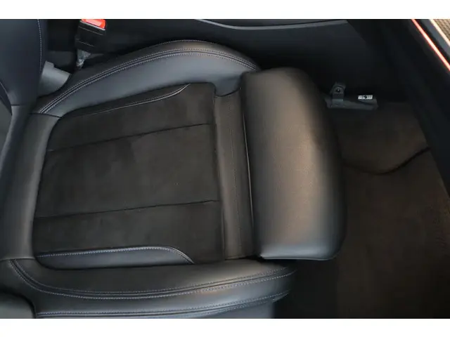 BMW 3 Serie 330i High Executive 2020 Benzine 39