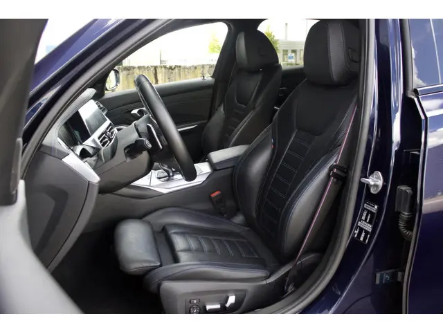 BMW 3 Serie 330i High Executive Edition 2019 Benzine 6