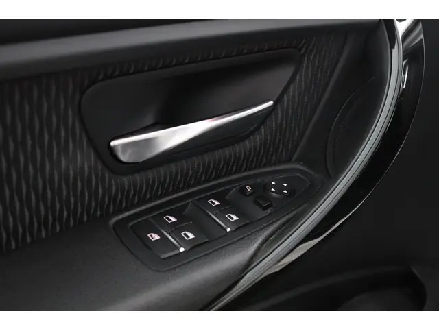 BMW 3 Serie Touring 320i Executive 2018 Benzine 8