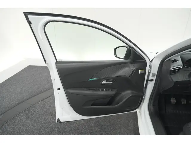 Peugeot 208 PureTech 100 Allure Pack 2023 Benzine 66