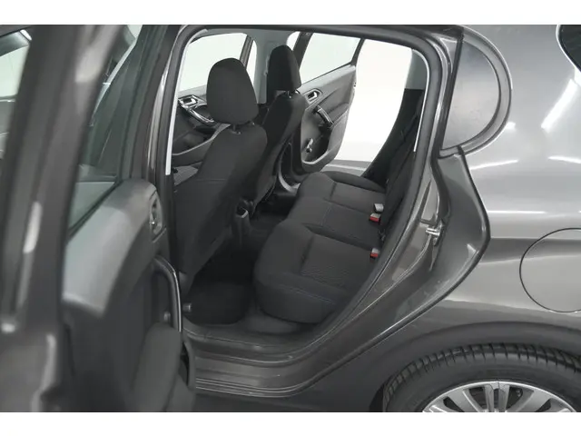 Peugeot 208 PureTech 82 Signature 2018 Benzine 26