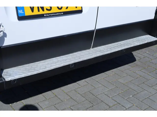 Opel Movano 2.2D 140 L2H2 Edition 2021 Diesel 7