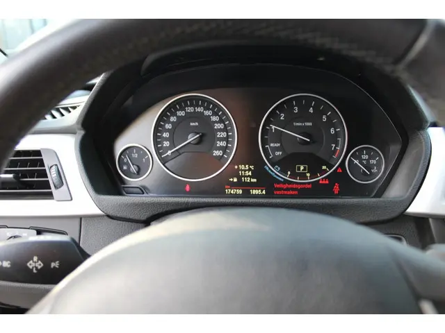 BMW 3 Serie 328i Executive 2014 Benzine 12