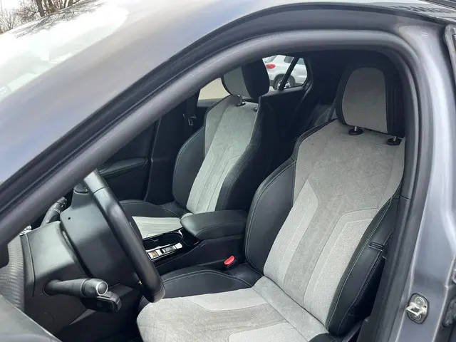 Peugeot e-2008 EV GT 50 kWh 2020 Elektrisch 11
