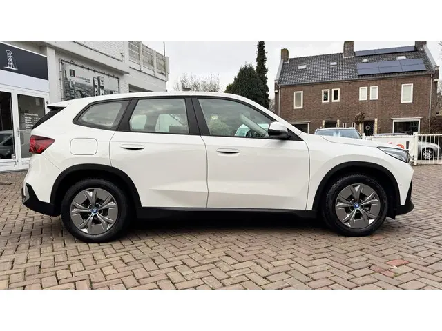 BMW iX1 xDrive30 Launch Edition 67 kWh 2023 Elektrisch 8