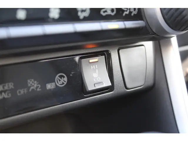 Toyota RAV4 2.5 Hybrid AWD Bi-Tone 2022 Hybride Benzine 18