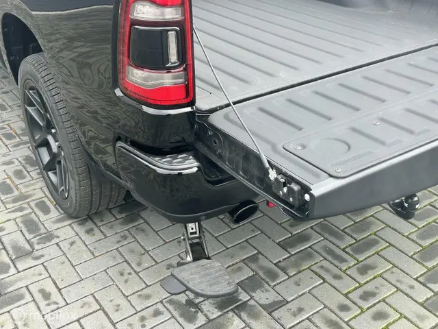 Dodge Ram 1500 4X4 5.7 V8 4x4 Crew Cab Sport 2024 LPG/Gas 6