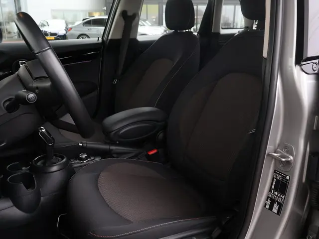 MINI Cooper Mini 1.5 Camden Edition 2023 Benzine 35