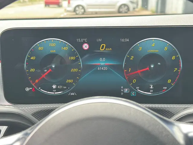 Mercedes-Benz CLA 250 4MATIC Premium Plus 2022 Benzine 37