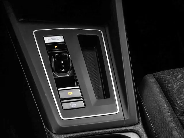 Volkswagen Golf 1.0 eTSI 110pk DSG Life 2024 Benzine 33