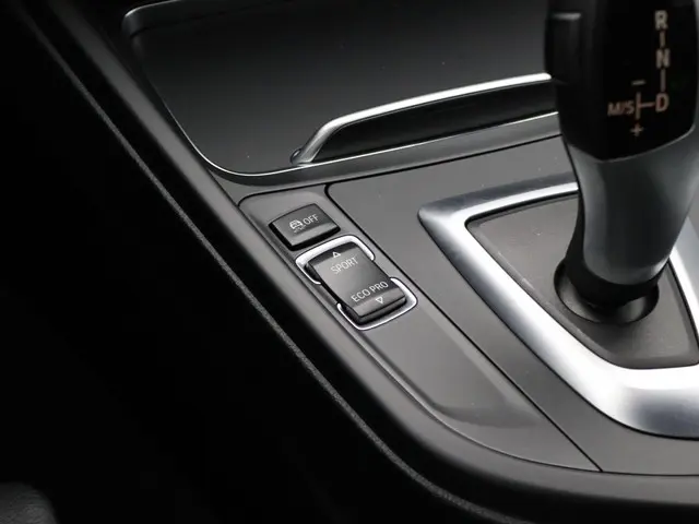 BMW 3 Serie Touring 318i 2019 Benzine 24