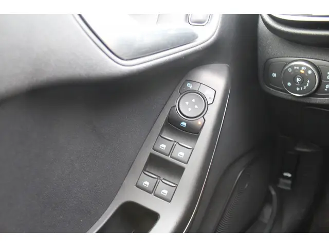 Ford Fiesta 1.0 EcoBoost Hybride Titanium 2023 Benzine 19