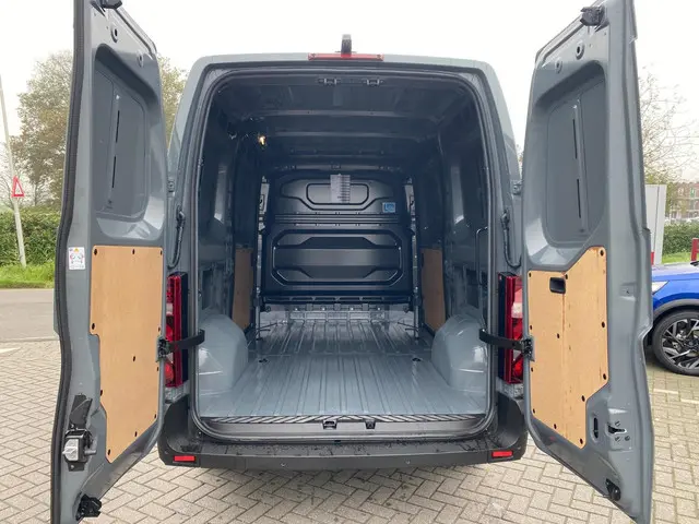 Renault Master T35 2.0 dCi 150 L2H2 Extra 2024 Diesel 10