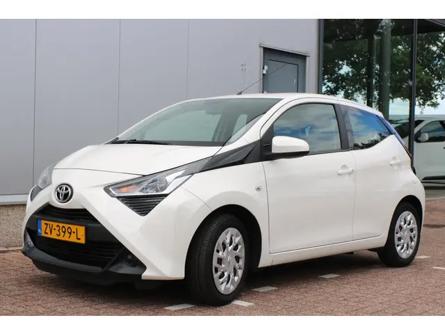 Toyota Aygo 1.0 VVT-i x-play limited 2019 Benzine 4