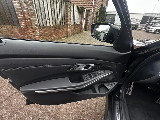 BMW 3 Serie Touring 318i M-SPORT NL Auto 2023 Benzine 12