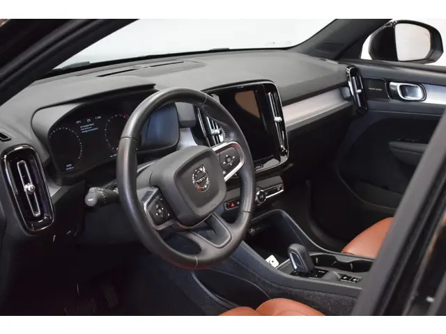 Volvo XC40 T2 130pk AUT8 Business Pro 2020 Benzine 4