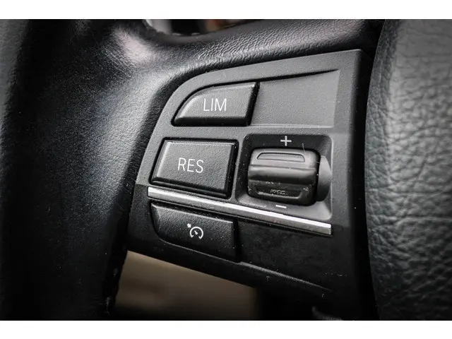 BMW 5 Serie 528i Luxury Edition 2015 Benzine 13
