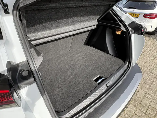 Peugeot 2008 1.2T 130pk Automaat GT 2024 Benzine 17