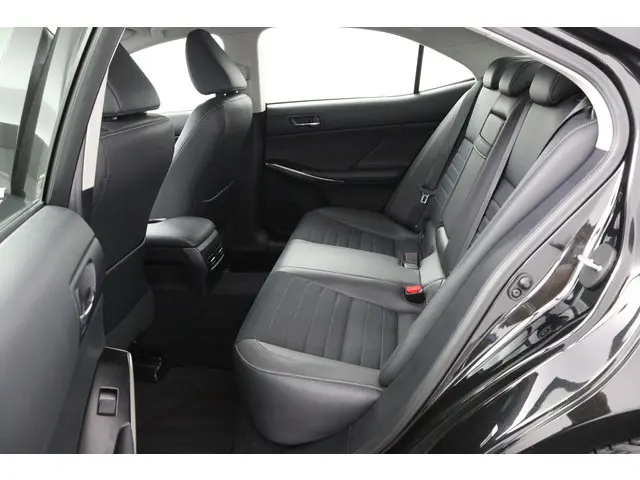Lexus IS 300h 25th Edition 2013 Hybride Benzine 18