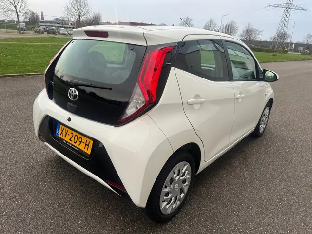 Toyota Aygo 1.0 VVT-i x-play Airco carplay 2019 Benzine 5