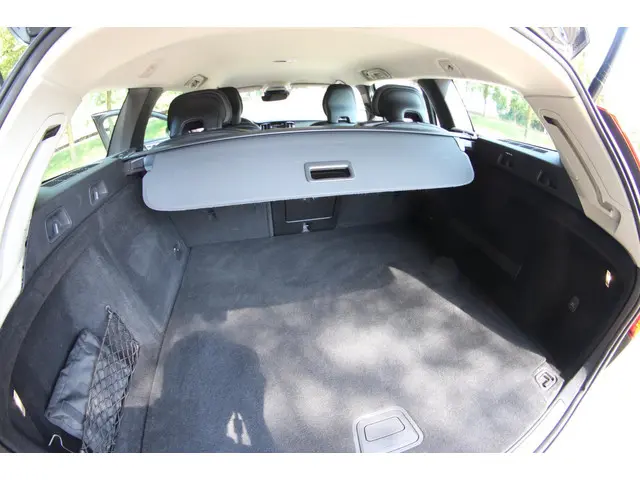 Volvo V60 2.0 T4 Momentum Pro 2019 Benzine 14