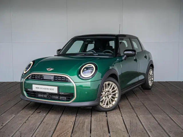 MINI 5-Deurs Cooper C 2024 Benzine 40