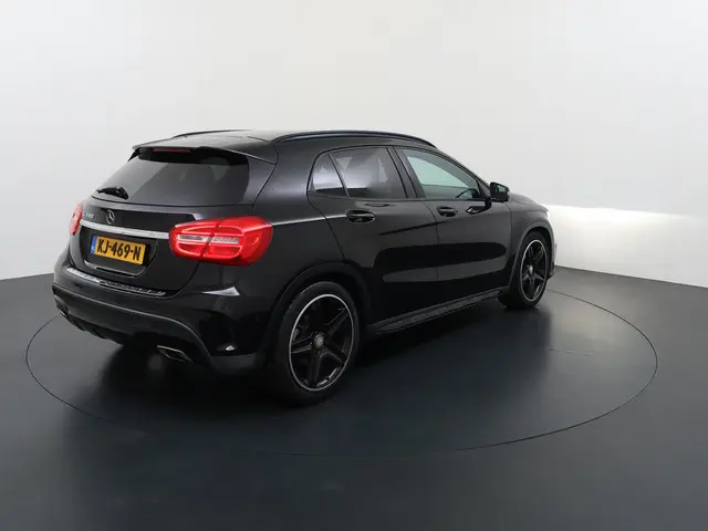 Mercedes-Benz GLA 180 AMG line 2016 Benzine 2