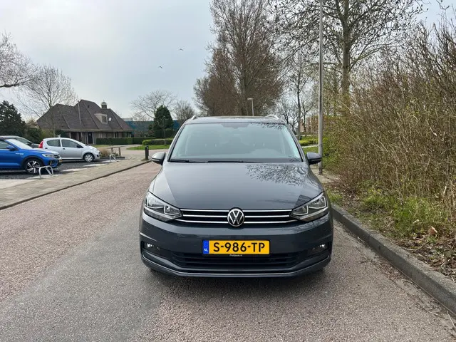 Volkswagen Touran 1.5 TSI Highline 7p, 1e eig. 2021 Benzine 2