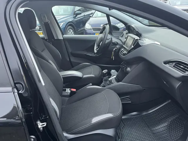 Peugeot 208 1.2 PureTech Blue Lion 2017 Benzine 12