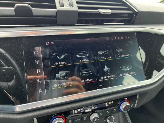 Audi Q3 45 TFSI e S-Line 2021 Hybride Benzine 18