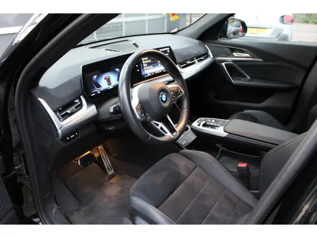 BMW iX2 EDrive20 67 kWh/M-Pakket/Pano 2024 Elektrisch 14