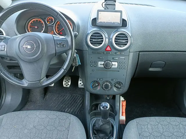 Opel Corsa 1.4-16V CRUS CONT/NAP/NAVI/TREKHAK 2012 Benzine 2