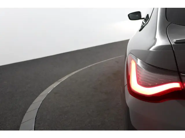 BMW i4 eDrive40 High Executive 84 kWh 2022 Elektrisch 77