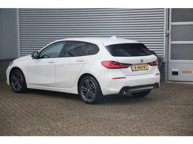 BMW 1 Serie 118i Executive Sportline Aut. 2021 Benzine 24