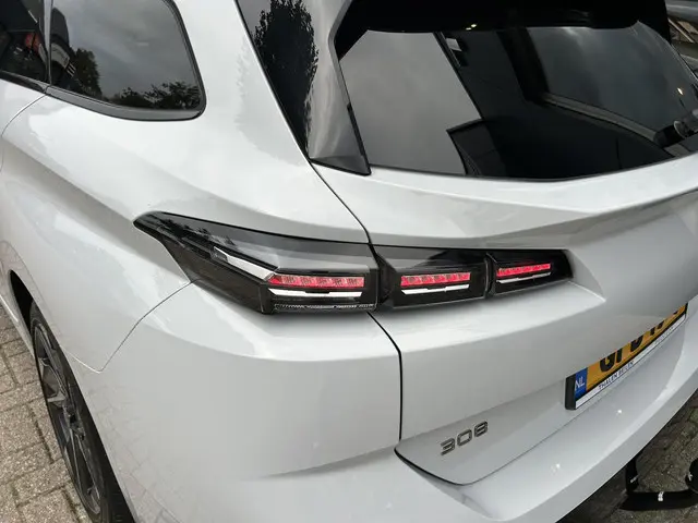 Peugeot 308 SW 1.2 Turbo 130 PK Allure 2024 Benzine 33