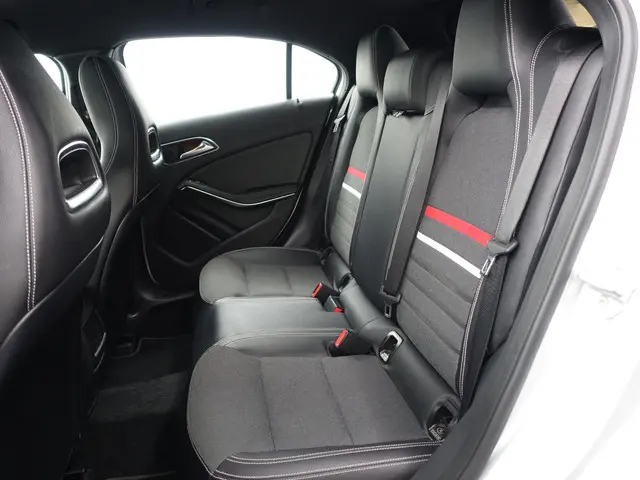 Mercedes-Benz A-Klasse 180 Prestige AMG- 2013 Benzine 22