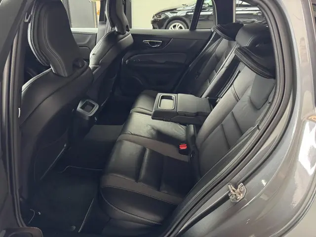 Volvo V60 2.0 T4 R-Design CAMERA LEDER LED 2020 Benzine 8