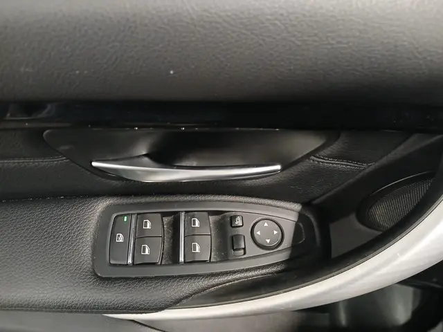 BMW 3 Serie 318i - Leer - Clima - Inbraak Schade 2019 Benzine 15