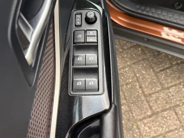 Toyota C-HR 1.8 Hybrid Executive 2017 Hybride Benzine 9