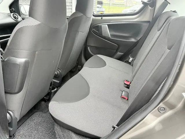 Toyota Aygo 1.0 VVT-i Aspiration Automaat 2013 Benzine 10