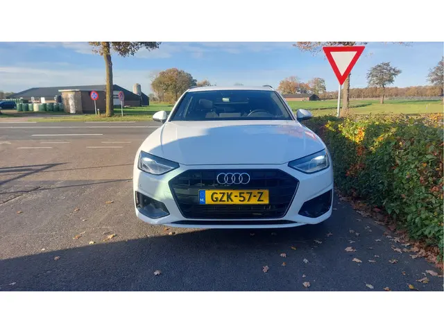 Audi A4 Avant 35 TFSI S edition 2022 Hybride Benzine 8