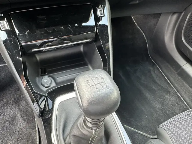 Peugeot 2008 1.2 Turbo 130 PK GT 2022 Benzine 30